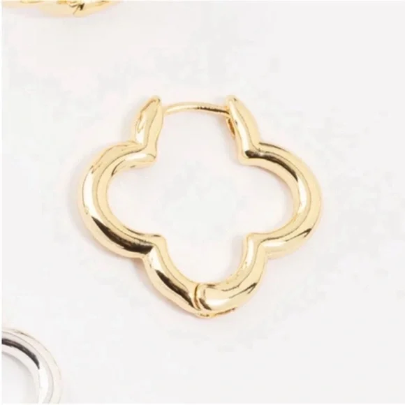 New! Tuckernuck Petite Moments Gold Clover Hoop Earrings (1005) NWOT - Picture 2 of 3